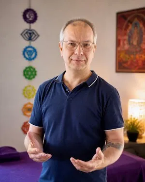 Sébastien Bühler, praticien en soins alternatifs au cabinet Énergies de Lumière à Martigny Sébastien Bühler, praticien en soins alternatifs au cabinet Énergies de Lumière à Martigny